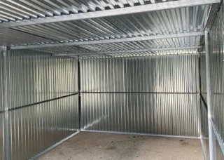 Construcție galvanizată de garaj din tablă cu panta acoperișului spre spate - Eurostal