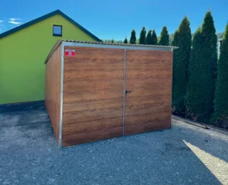 Garaj metalic 3x5 m pantă spre spate, poartă cu două aripi panou lat + FAB