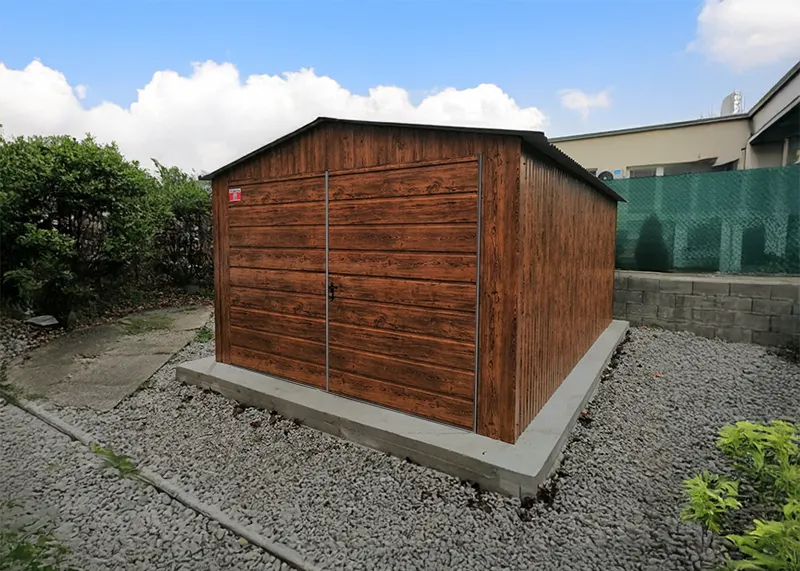 Garaj din tablă 3.5x5m, poartă cu două aripi panou larg, nuc închis