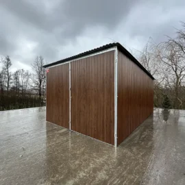 Garaj metalic 3x5 m pantă spre spate, poartă cu două aripi, nuc închis luciu