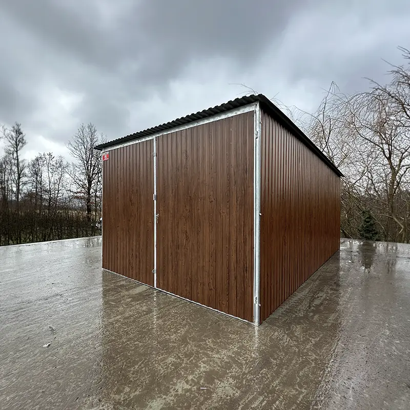 Garaj metalic 3x5 m pantă spre spate, poartă cu două aripi, nuc închis luciu