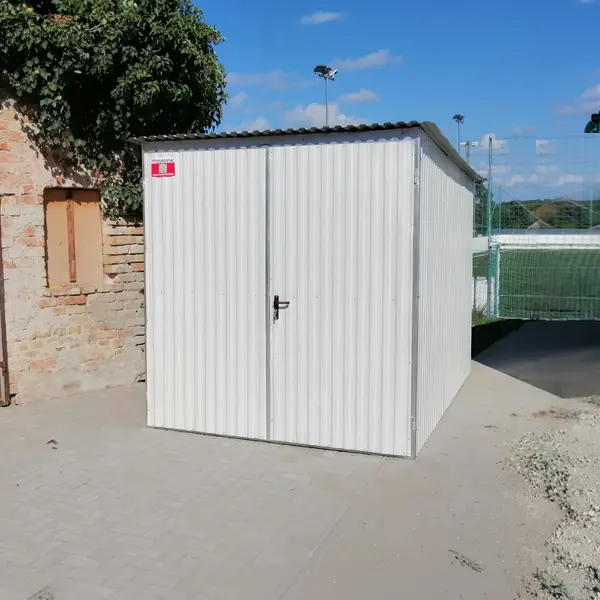 Garaj metalic si spatiu de depozitare 2x3m alb mat RAL 9010 cu poarta cu doua aripi Eurostal