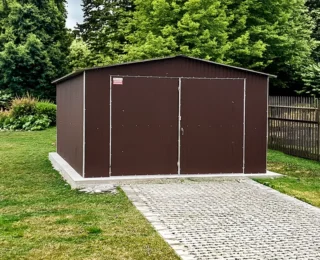 Garaj metalic 4x5 m maro mat RAL 8017 cu acoperis cu doua pante si poarta cu doua aripi
