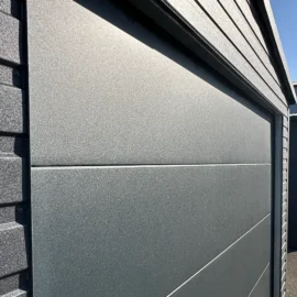 Garaj metalic 4x6m cu acoperiș în două pante și poartă secțională