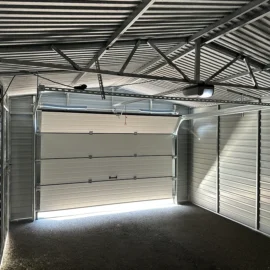 Garaj metalic 4x6m cu acoperiș în două pante și poartă secțională