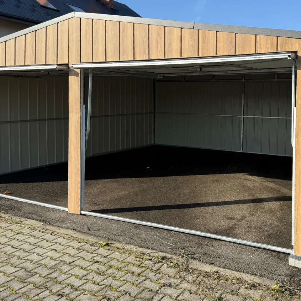 Garaj metalic dublu 6x6m cu acoperis in doua pante stejar Winchester si grafit mat